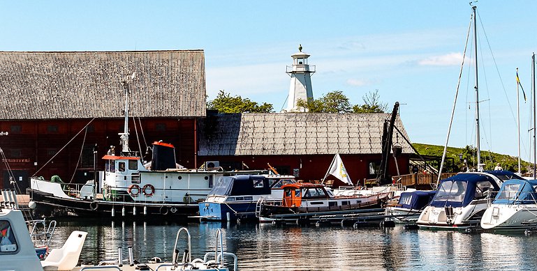 En bild över Hästholmens hamn under sommartid.